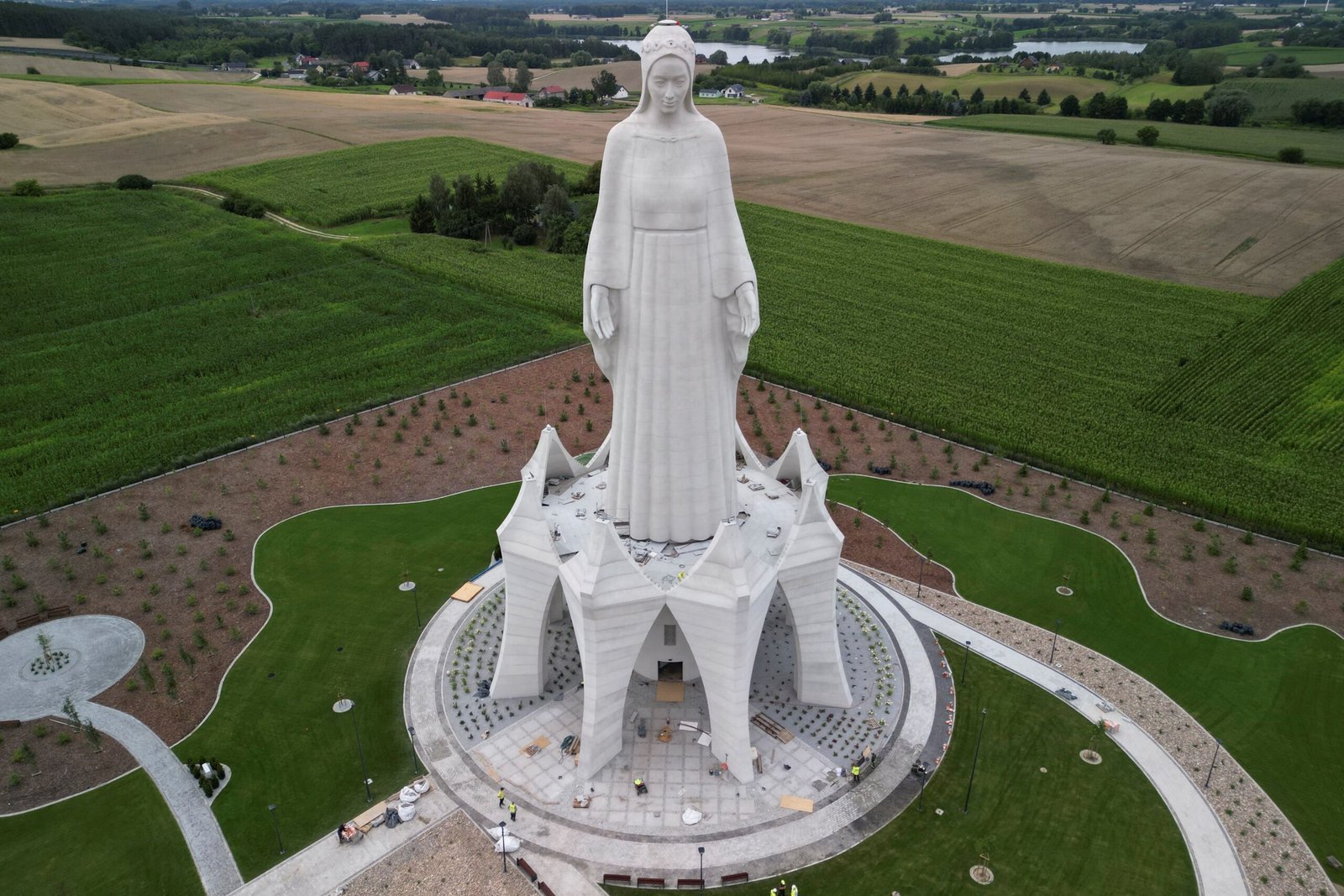 Mais alta que o Cristo Redentor: Polônia inaugura estátua de 55 metros da Virgem Maria