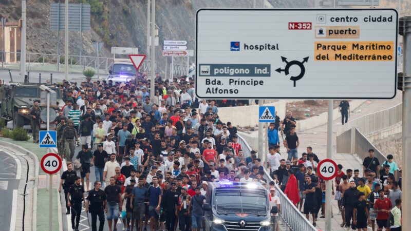 Espanha escolta imigrantes para fora de Ceuta e instala barreira no mar para evitar chegadas a nado