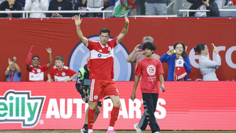 Lewandowski estreia em casa com os primeiros gols pelo Chicago Fire; vídeo