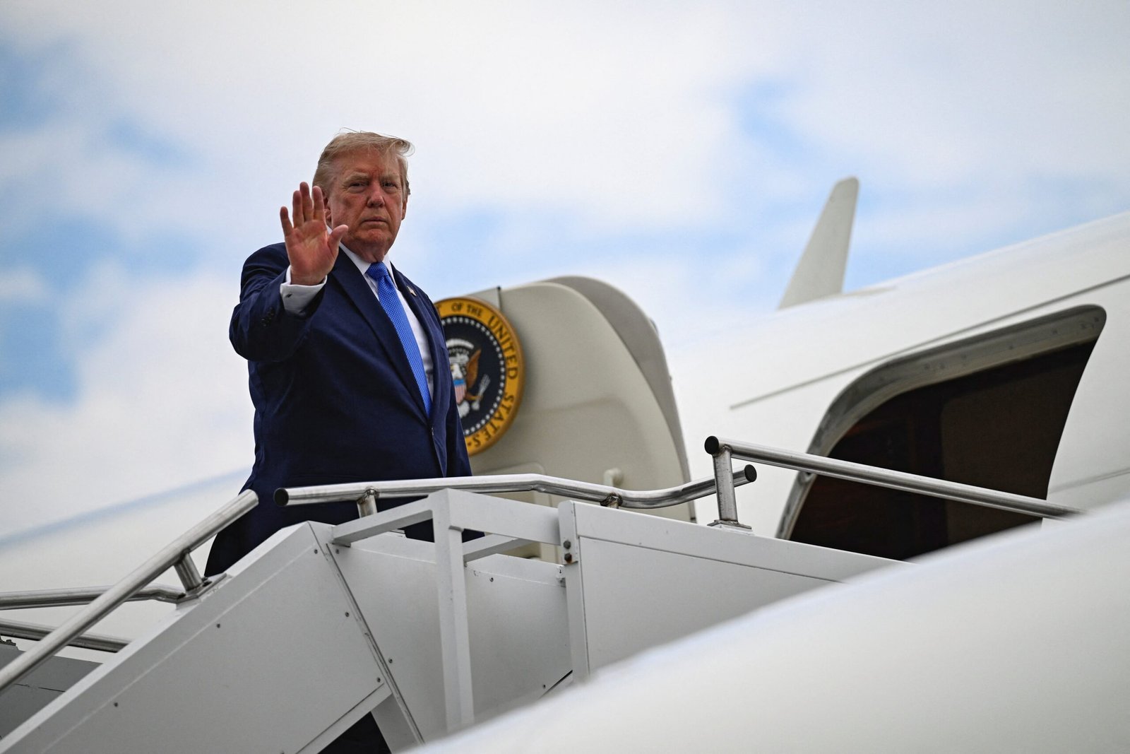 ‘Diferente de tudo que eu já havia visto’:  jornalista conta como foi viagem em avião abandonado por Trump
