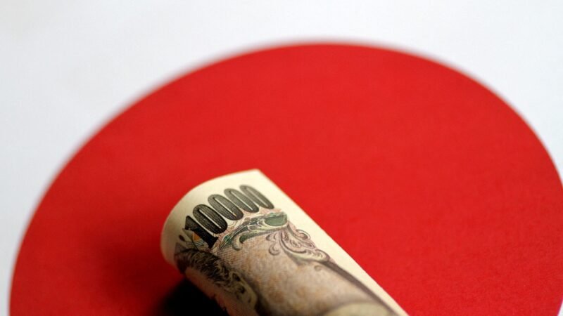 Japão e EUA compram ienes para conter queda da moeda japonesa