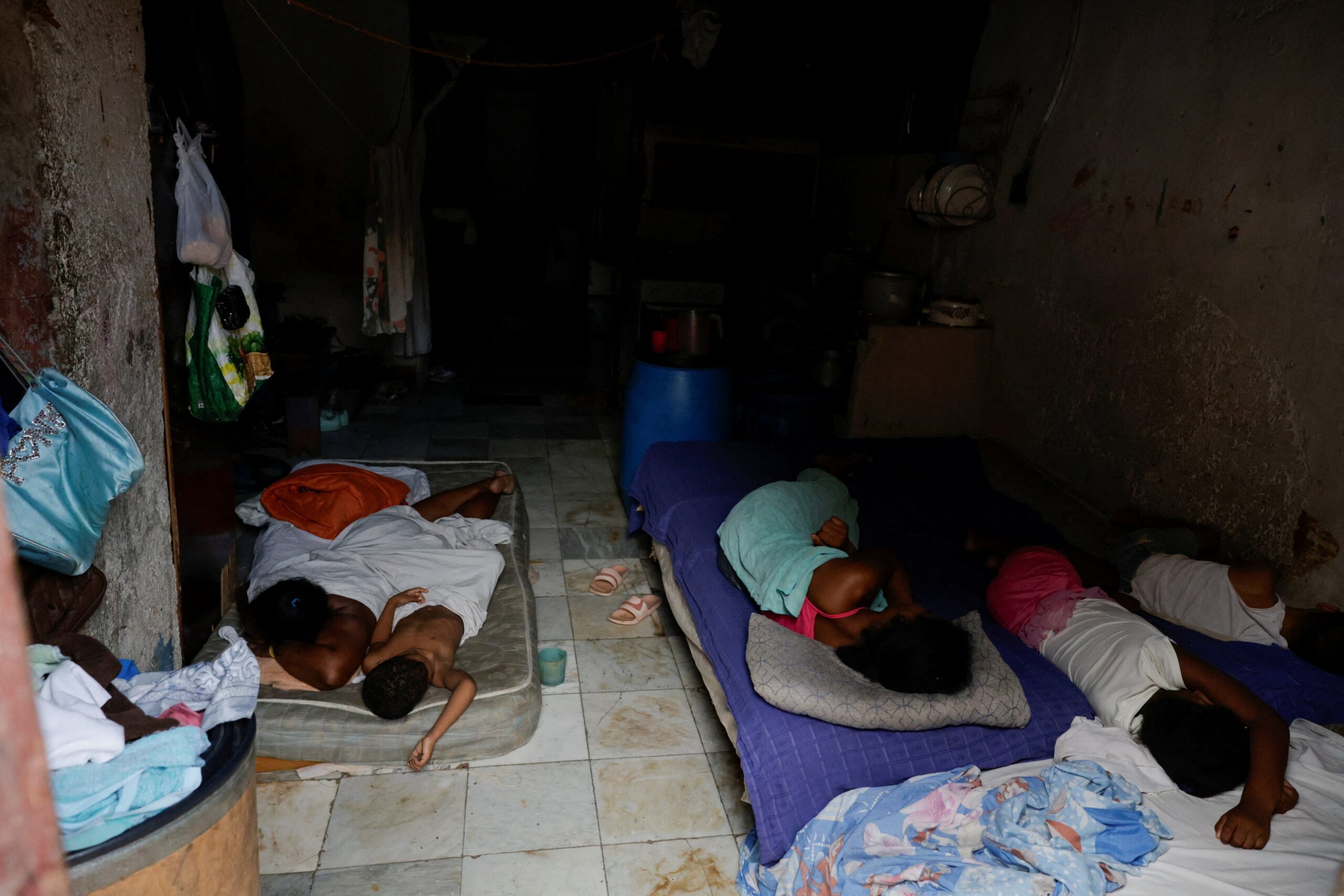 Sobrevivendo na escuridão: como é a vida em Cuba em meio a apagões e ao colapso do sistema elétrico