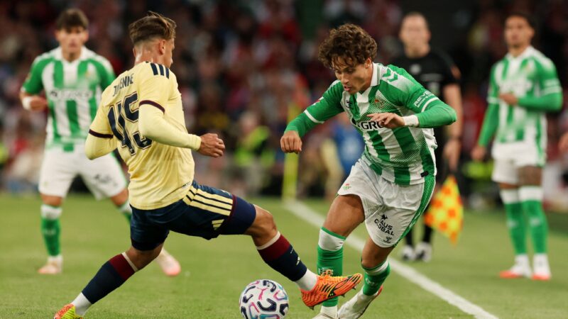 À espera de Bruno Guimarães, Arsenal perde amistoso para o Betis em Dublin