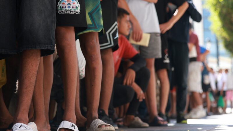 Crise em Ceuta: imigrantes menores de idade fazem fila para serem registradas