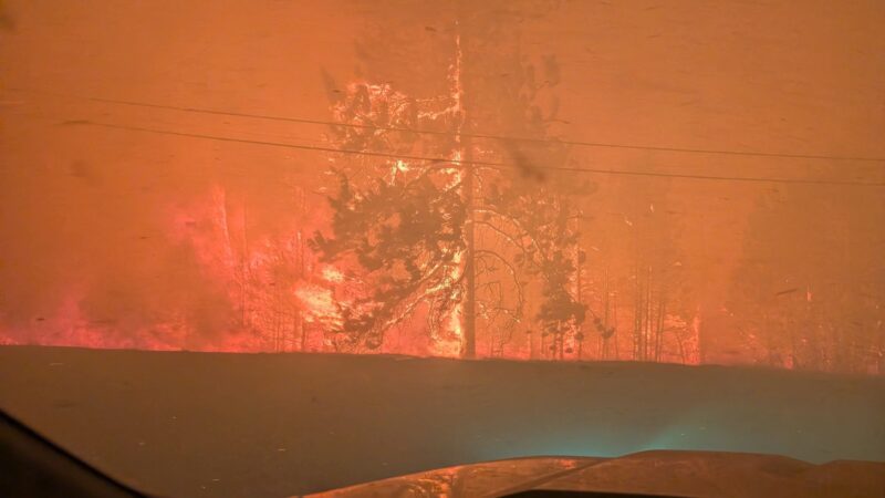 Incêndio florestal provoca evacuações e estado de emergência na Colúmbia Britânica