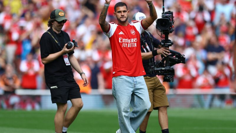 Bruno Guimarães é apresentado à torcida do Arsenal, e time perde para o Dortmund em amistoso