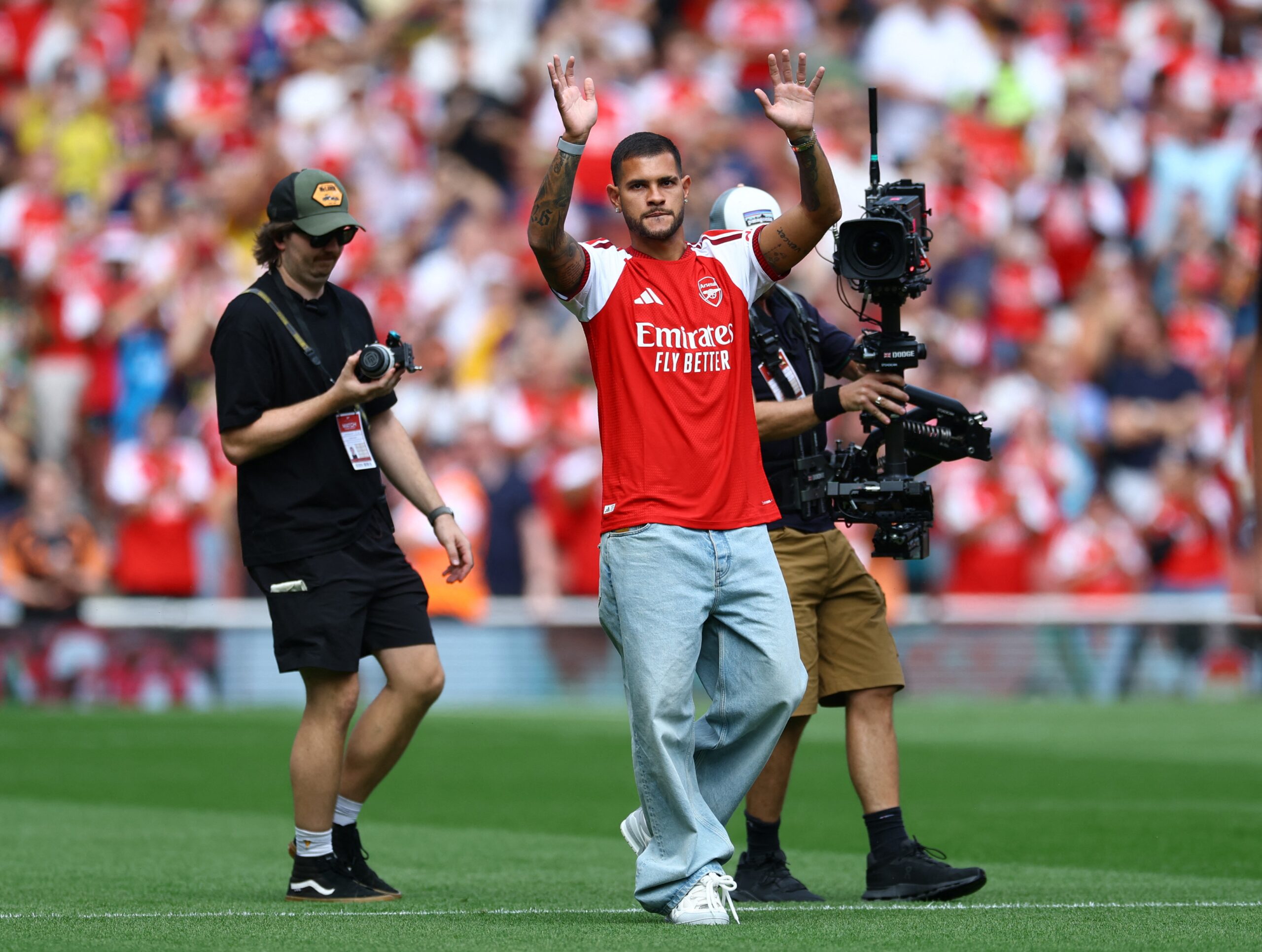 Bruno Guimarães é apresentado à torcida do Arsenal, e time perde para o Dortmund em amistoso