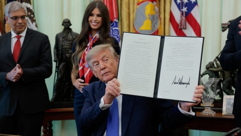 Trump assina ordem que reduz vacinas recomendadas para crianças
