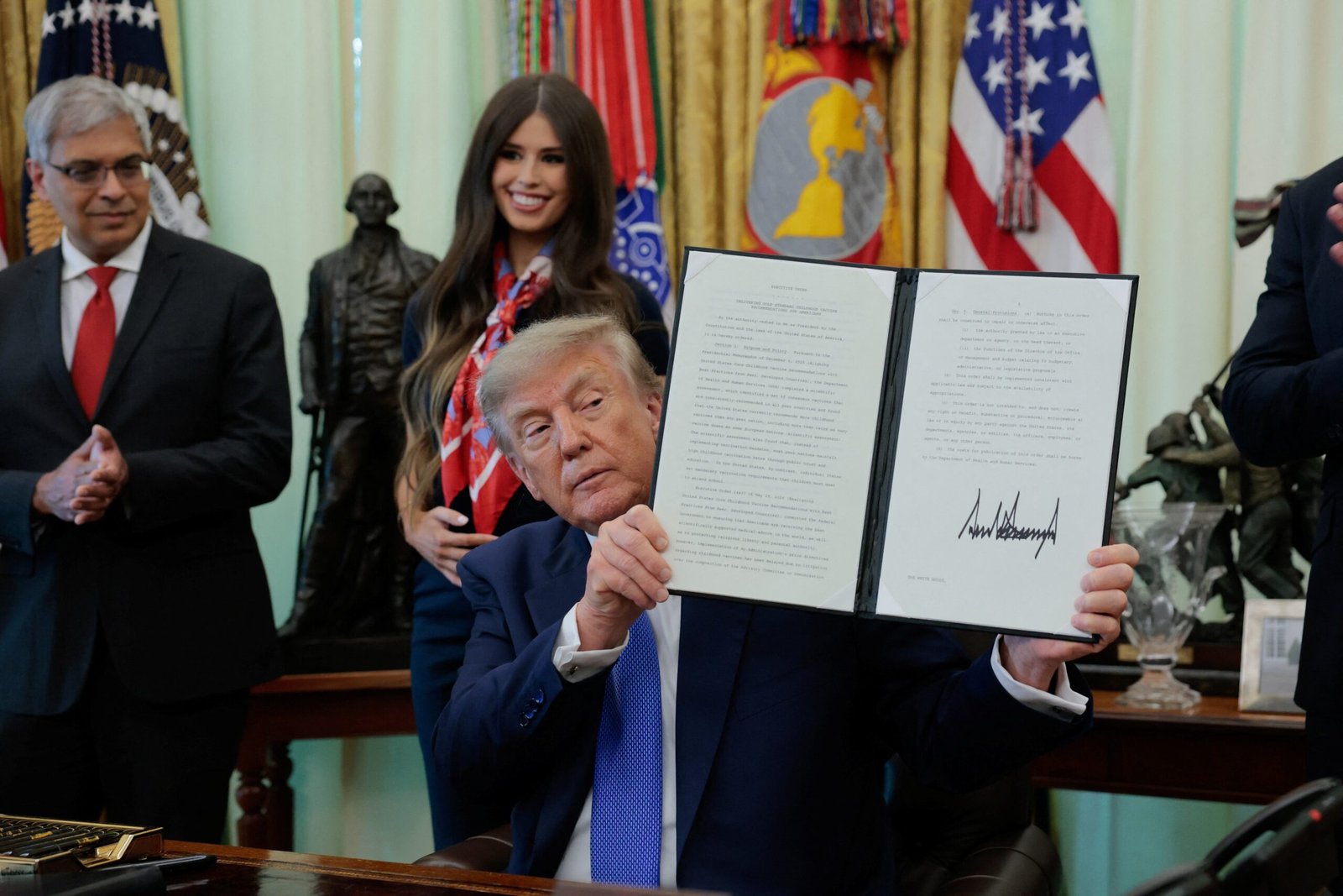 Trump assina ordem que reduz vacinas recomendadas para crianças