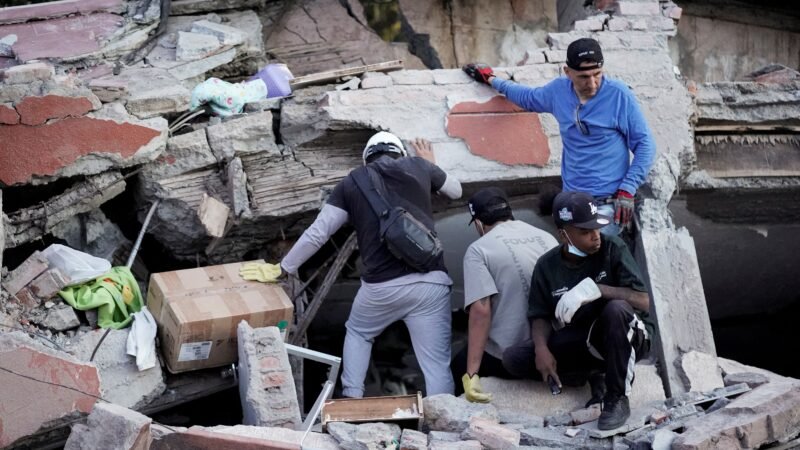 Colômbia entra no 2º dia de buscas após terremoto de magnitude 7,4 que matou mais de 100 pessoas