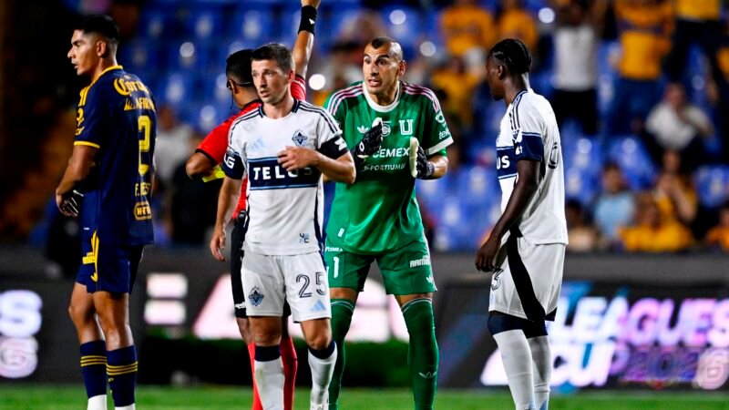 Goleiro é expulso após empurrar árbitro e arremessa cadeira e lixeira no túnel de acesso; veja