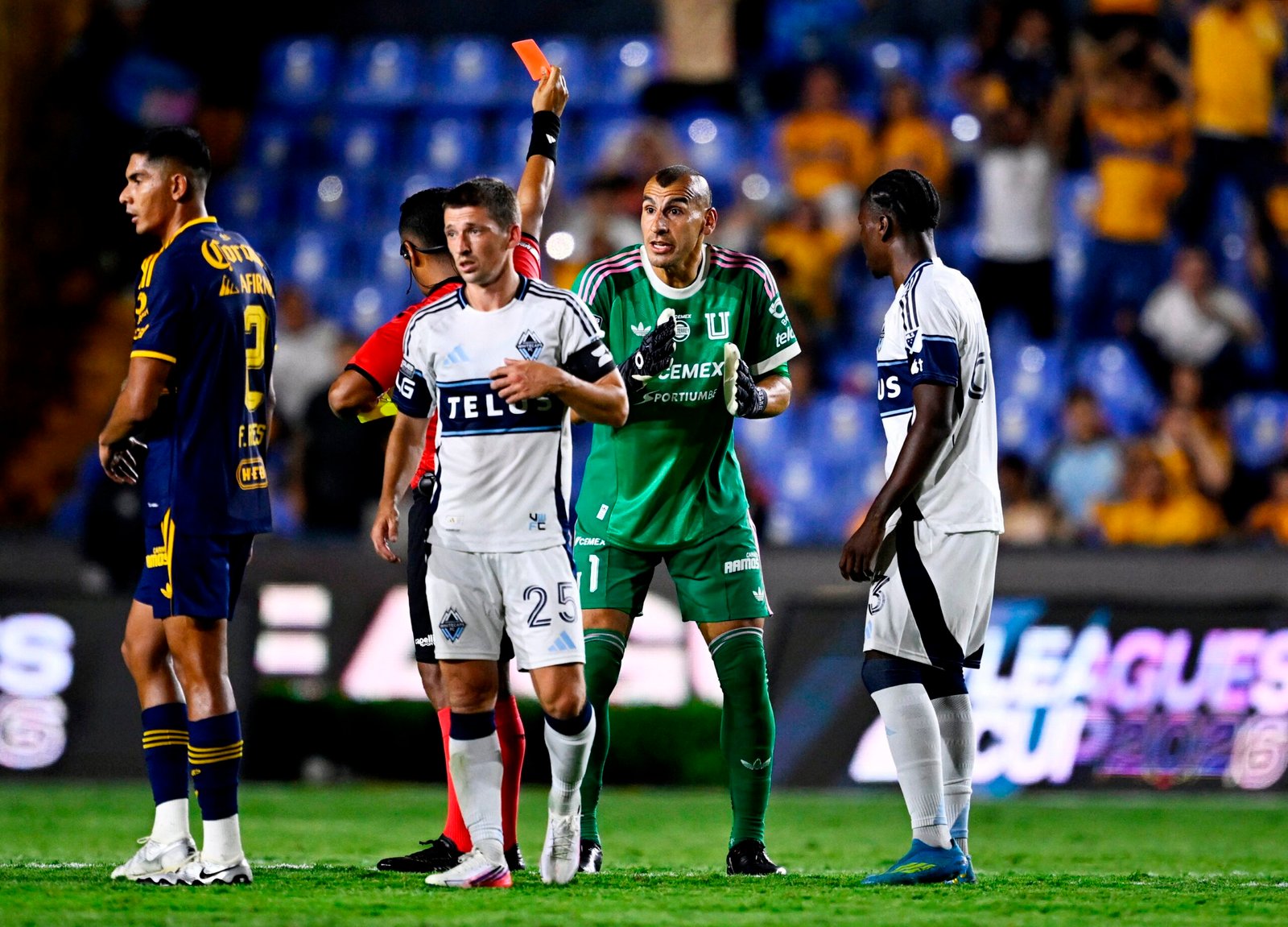 Goleiro é expulso após empurrar árbitro e arremessa cadeira e lixeira no túnel de acesso; veja