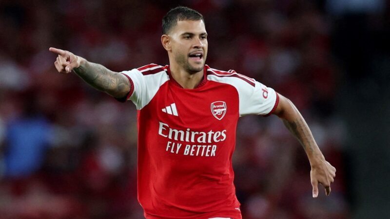 Bruno ‘procura’ faixa de capitão em estreia pelo Arsenal, e vídeo viraliza; veja