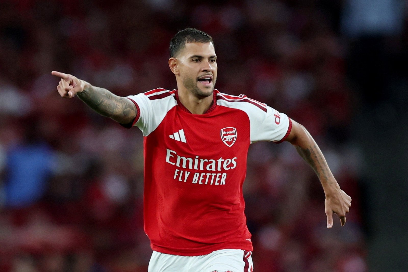 Bruno ‘procura’ faixa de capitão em estreia pelo Arsenal, e vídeo viraliza; veja