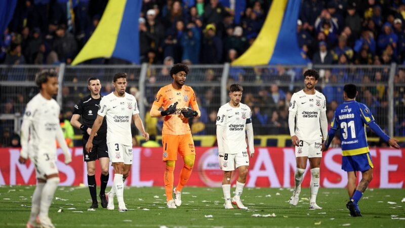 Atuações do Corinthians: zagueiros vão bem em jogo complicado por expulsão de Allan; dê suas notas