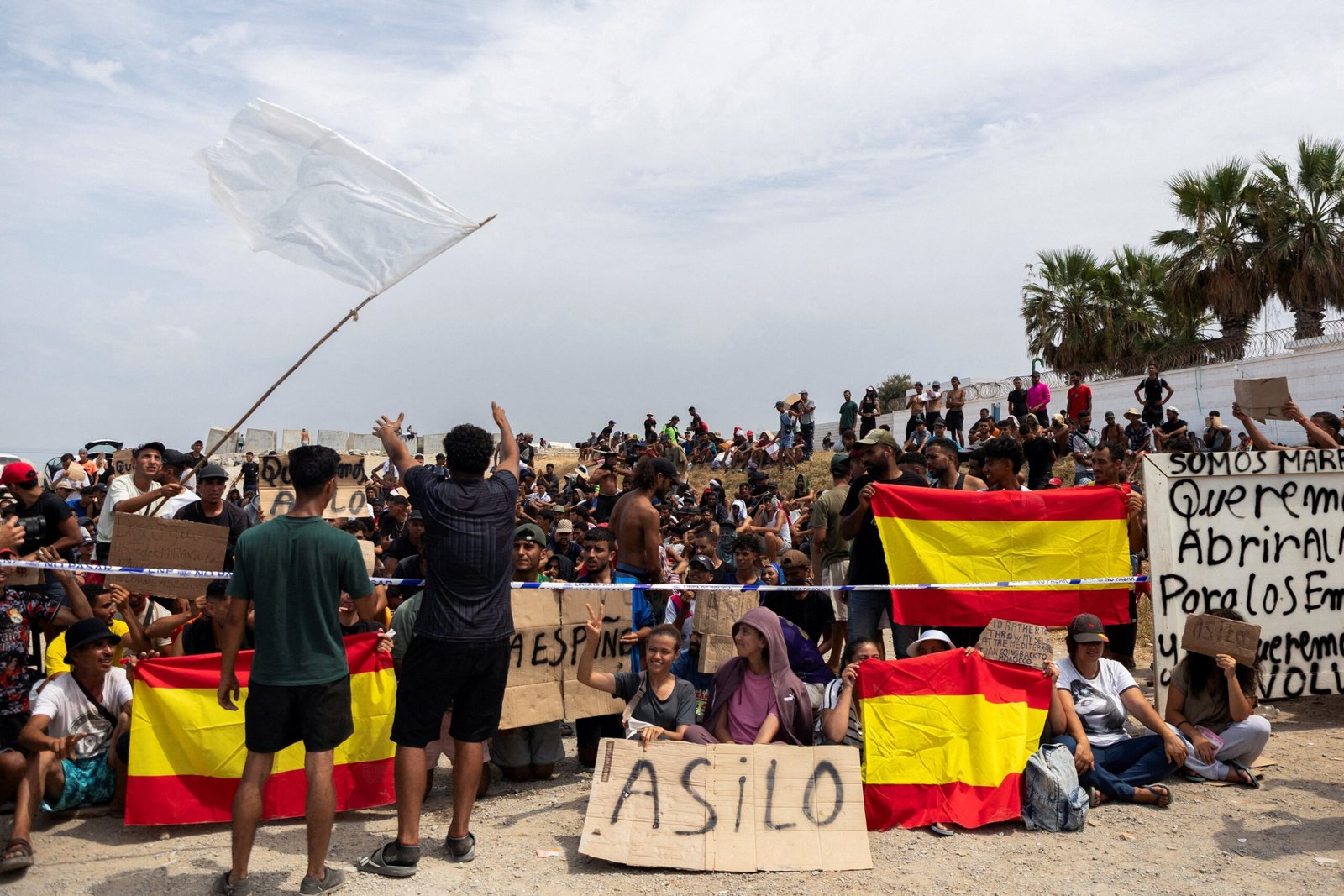 Centenas de imigrantes protestam em Ceuta e pedem asilo
