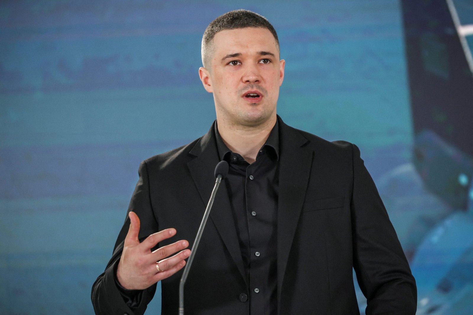 Zelensky precisa responder por corrupção no seu governo, diz ministro demitido na Ucrânia