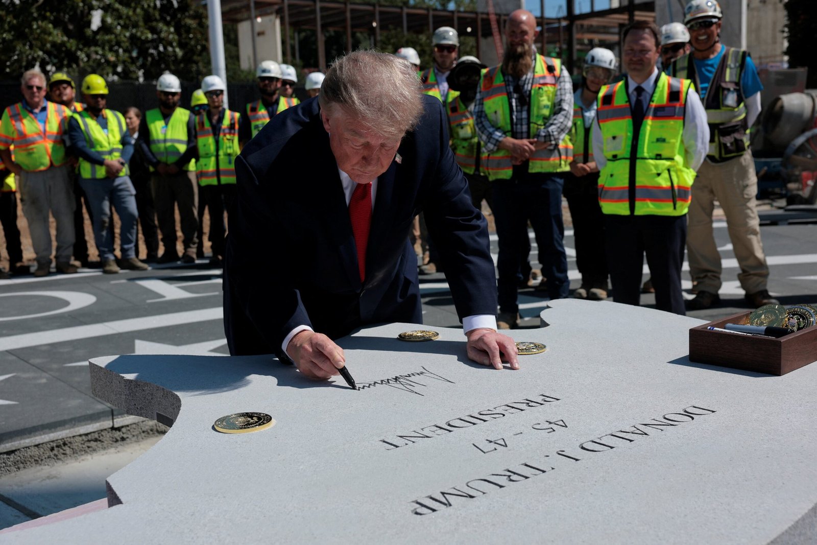 Com popularidade caindo e em meio a impasse com Irã, Trump se volta a uma obsessão: reformar a Casa Branca