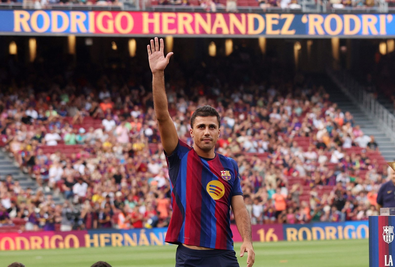 Técnico do Barcelona enche Rodri de elogios: “Traz algo especial a qualquer time”
