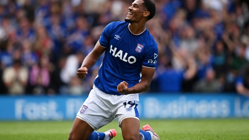 Brasileiro Emersonn estreia na Premier League com gol e vitória do Ipswich Town