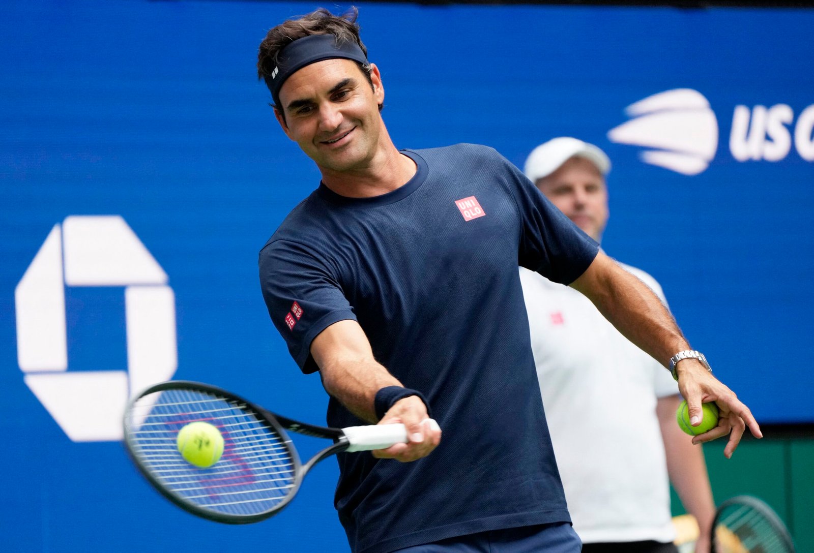 Federer exalta João Fonseca e cita golpes potentes do brasileiro: “Gosto de vê-lo jogar”