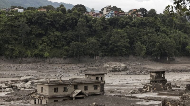 Veja VÍDEOS da avalanche na fronteira entre o Nepal e o Tibete