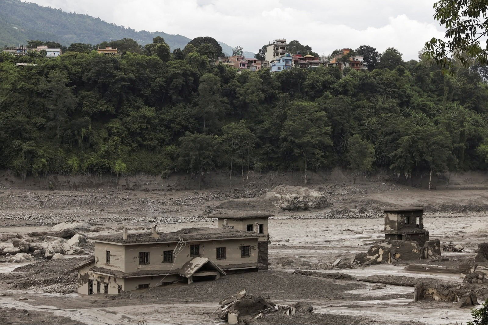 Veja VÍDEOS da avalanche na fronteira entre o Nepal e o Tibete