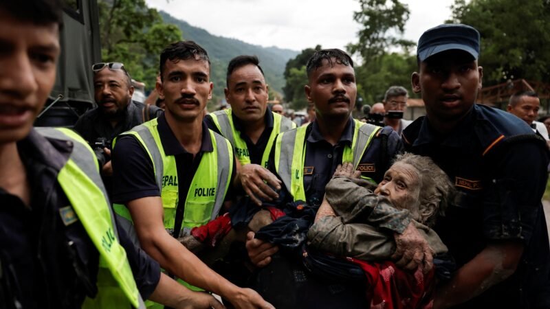 Moradores do Nepal fogem de enxurrada e tentam resgatar objetos após inundação; VÍDEO