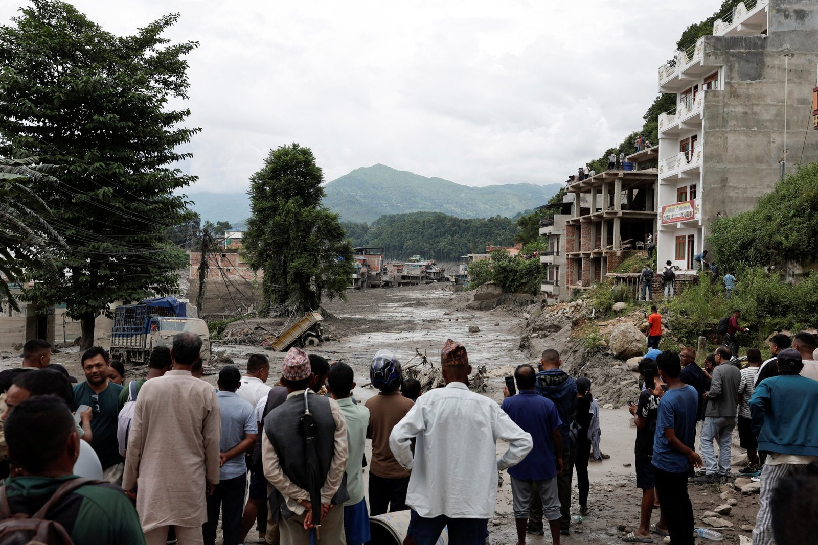 ‘Salvo por uma mangueira’: sobreviventes relatam como escaparam da avalanche devastadora no Nepal