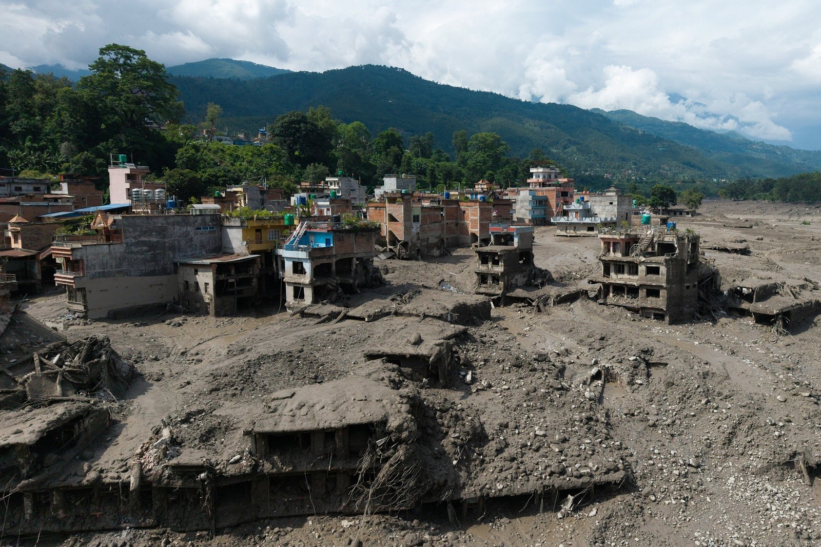 Pessoas de 35 países estão desaparecidas após avalanche no Nepal e na China; nenhuma delas é brasileira