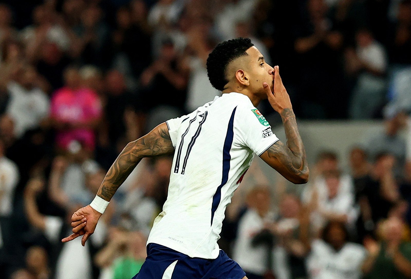 “Príncipe do Tottenham”: imprensa inglesa se rende a Savinho após estreia com gol e assistência