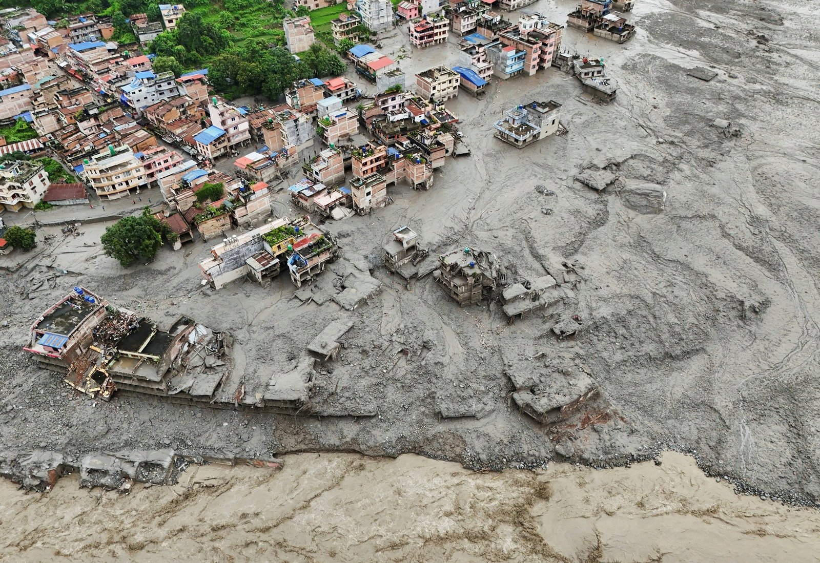 Buscas por vítimas de avalanche no Nepal entram no 2º dia com mais de 1.000 desaparecidos