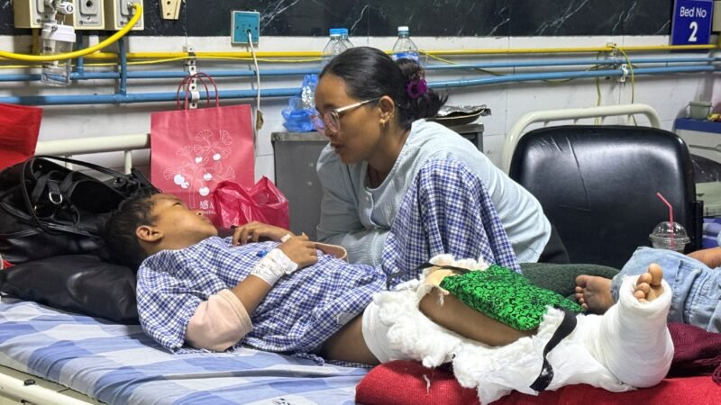 Mãe reencontra filho de 8 anos que subiu em árvores para sobreviver à avalanche no Nepal: ‘Achei que tivesse morrido’