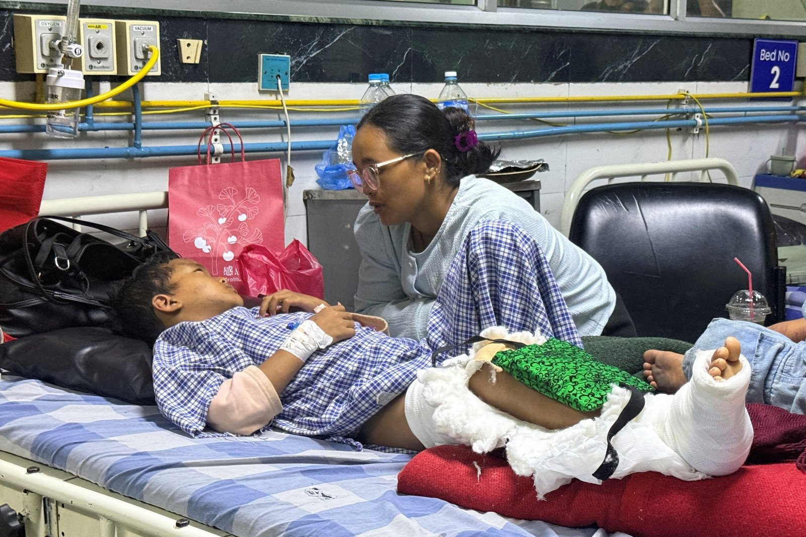 Mãe reencontra filho de 8 anos que subiu em árvores para sobreviver à avalanche no Nepal: ‘Achei que tivesse morrido’