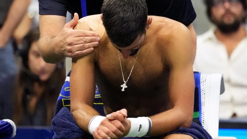 Djokovic chora, passa mal e cai na 1ª rodada do US Open para argentino