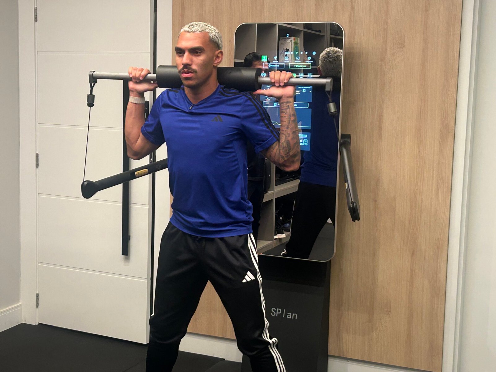Matheuzinho mostra sala de treino em casa e explica evolução no Corinthians: “Foco 100% no corpo”