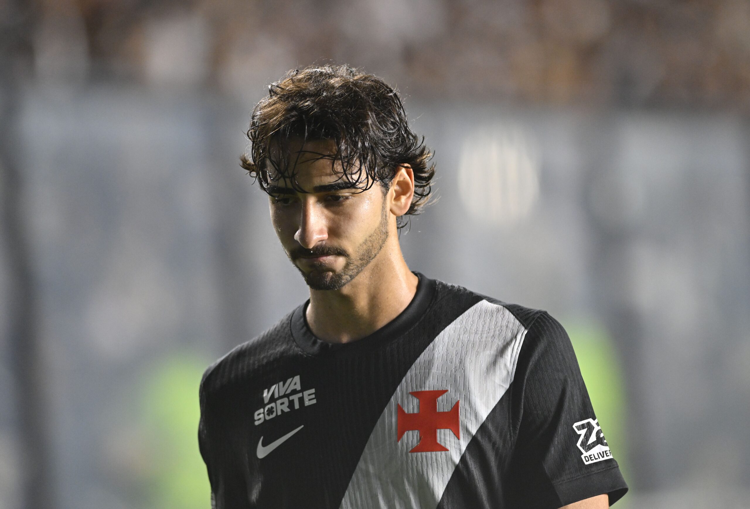 Vasco encaminha saída de JP para clube português