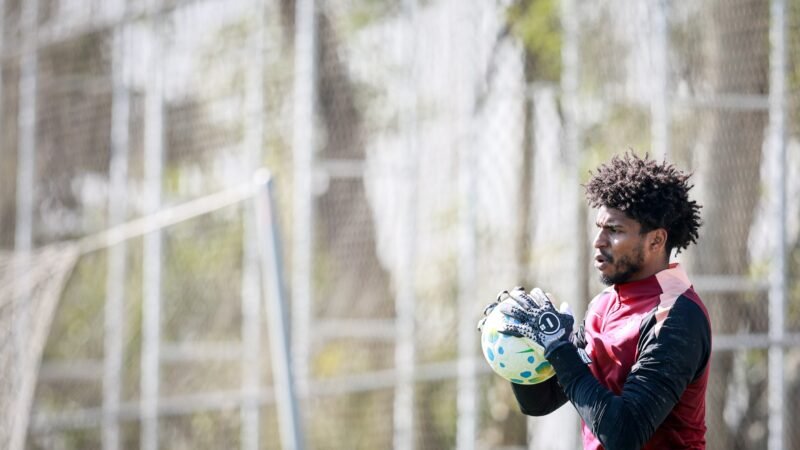 Corinthians evita risco e monitora dores no joelho de Hugo Souza até jogo contra o Santos