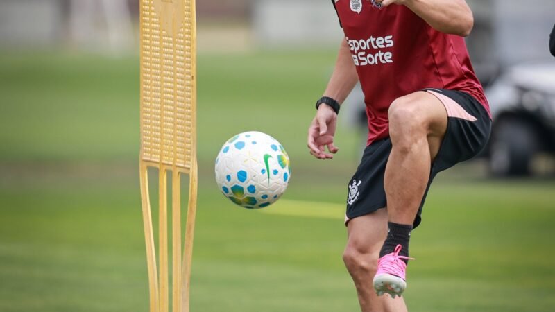 Sem jogar desde fevereiro, lateral Hugo pode deixar o Corinthians