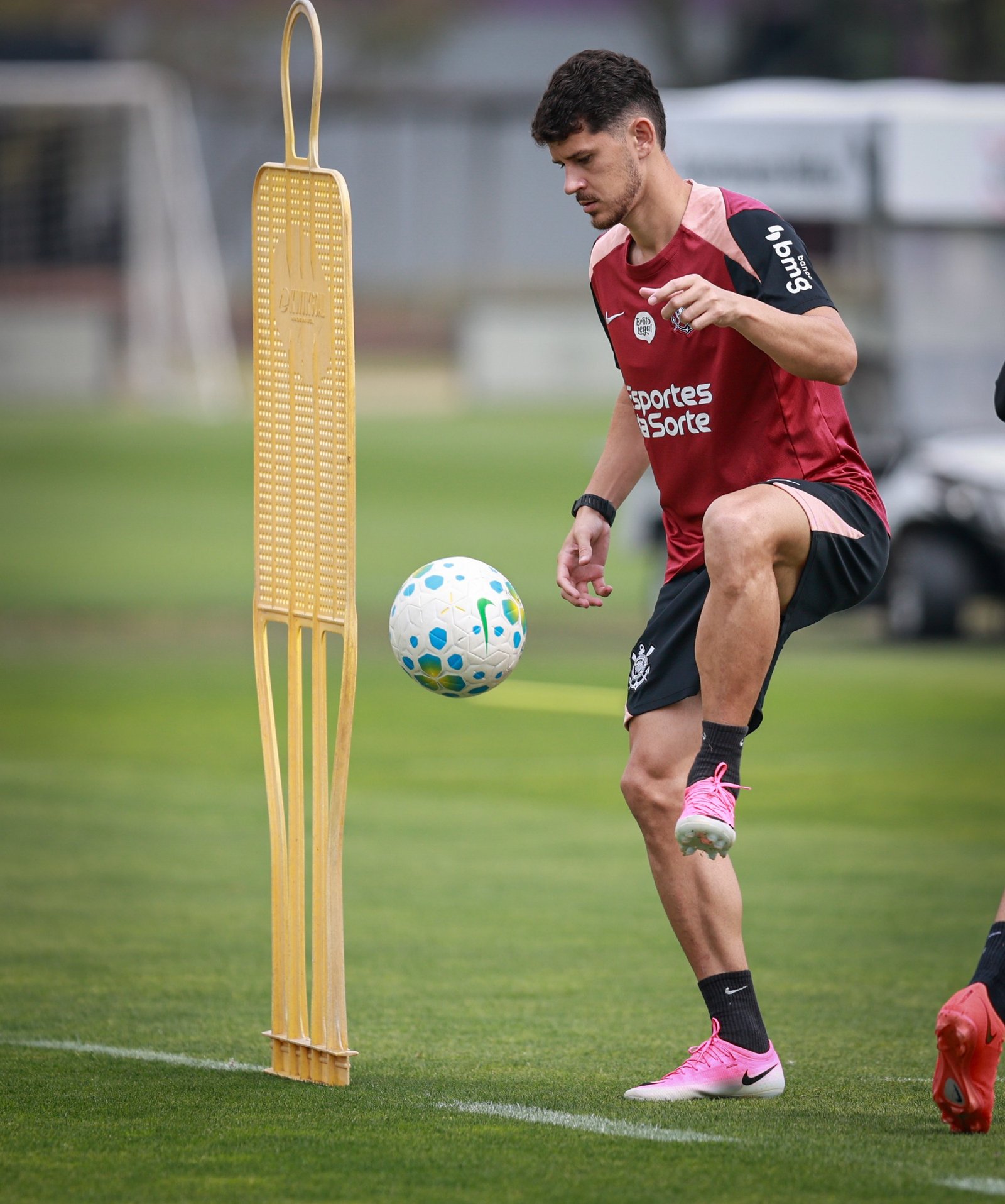 Sem jogar desde fevereiro, lateral Hugo pode deixar o Corinthians