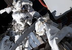Em caminhada espacial, astronautas reparam Estação Espacial Internacional
