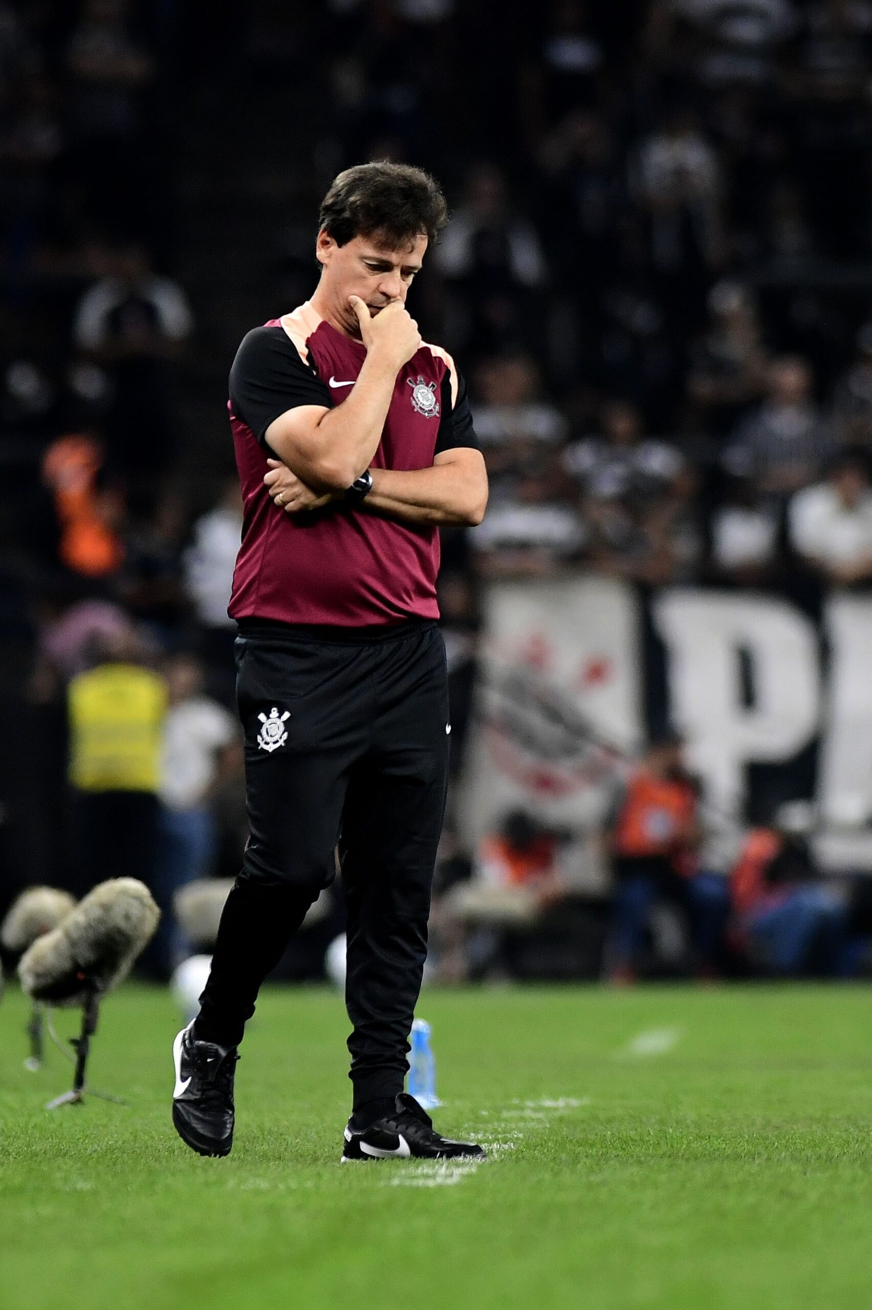 Diniz aponta irregularidade em gol do Inter e atribui eliminação do Corinthians à arbitragem