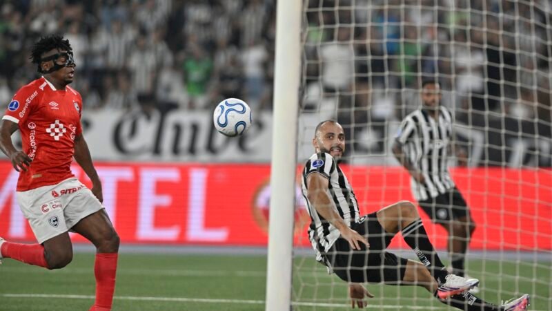 Inacreditável! Arthur Cabral perde chance sem goleiro em Botafogo x Cienciano; veja vídeo