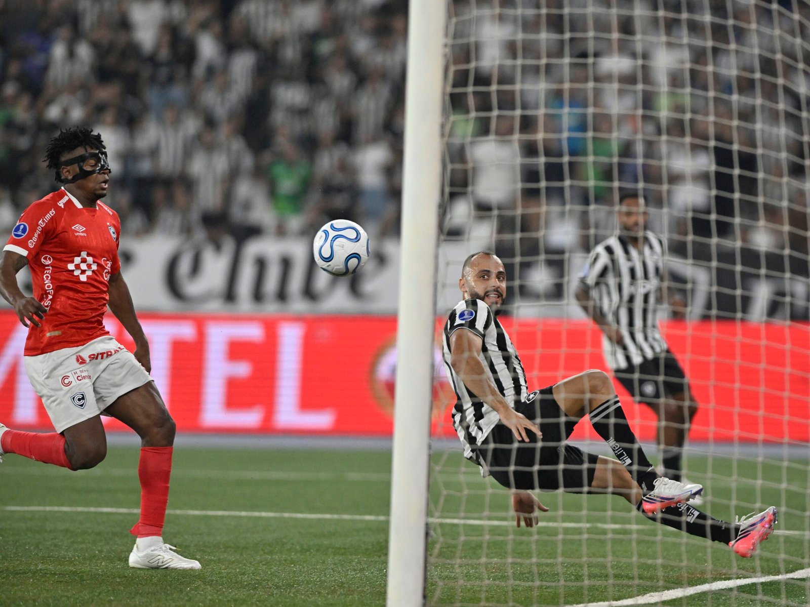 Inacreditável! Arthur Cabral perde chance sem goleiro em Botafogo x Cienciano; veja vídeo