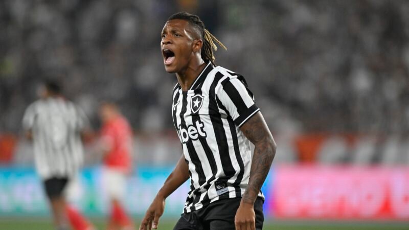 Danilo reencontra torcida do Botafogo depois de vaias e tenta recuperar o bom futebol