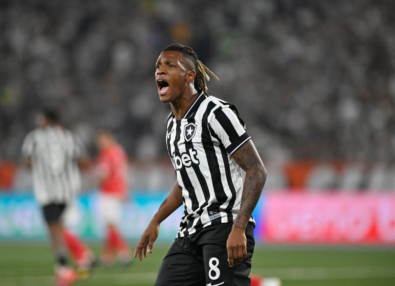 Danilo reencontra torcida do Botafogo depois de vaias e tenta recuperar o bom futebol