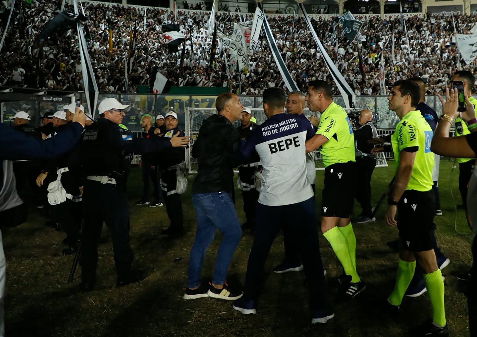 STJD suspende Admar e Felipe por 15 dias por episódios em Vasco x Vitória