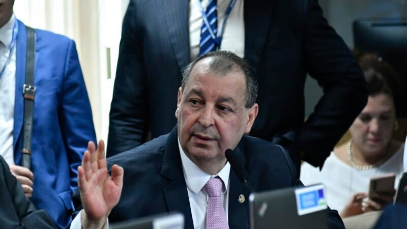 Omar Aziz vai propor transição de até um ano para fim da escala 6×1