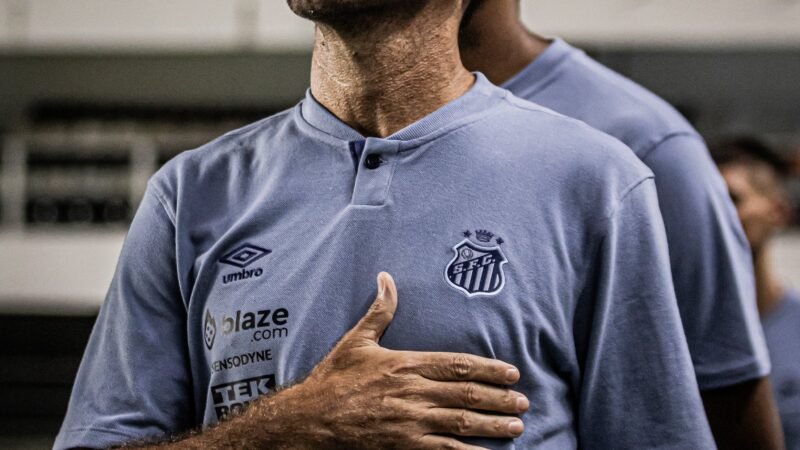 Juíza condena ex-jogadora do Santos por difamar Kleiton Lima com acusação de assédio sexual