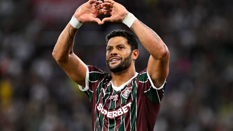 Hulk reencontra caminho do gol no Fluminense e vive reconciliação com 
torcida